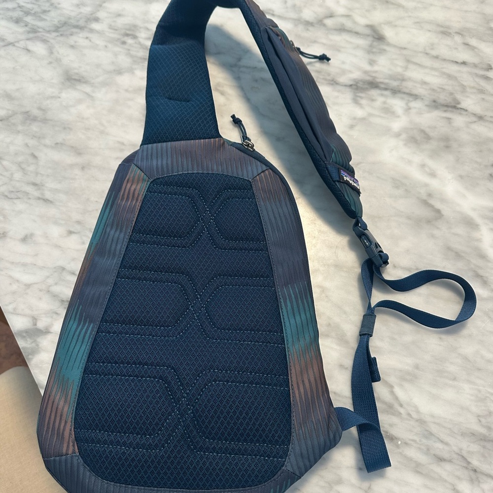 Patagonia navy blue green camo sling backpack - Picture 2 of 2